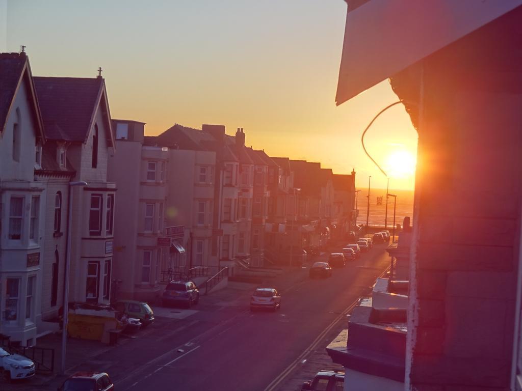 Lindisfarne Holiday Apartments - Families & Couples Only Blackpool Exterior foto